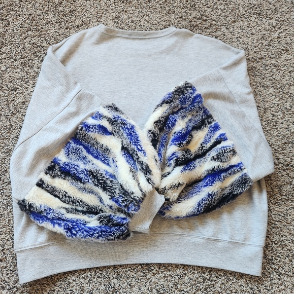 ZARA GREY SWEATSHIRT WITH BLUE FUR SLEEVES WOMENS SIZE Large TOP - Picture 5 of 10